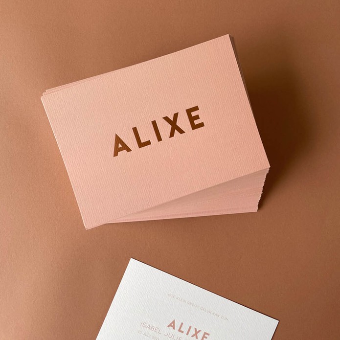 alixe-Minimalistisch geboortekaartje poederroze met mat koperen naam
