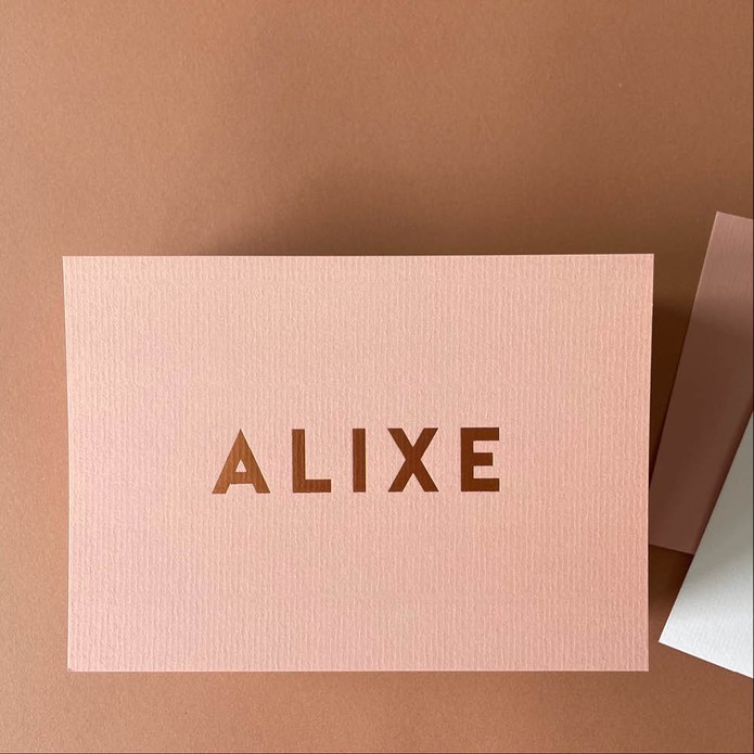 alixe-Minimalistisch geboortekaartje poederroze met mat koperen naam3