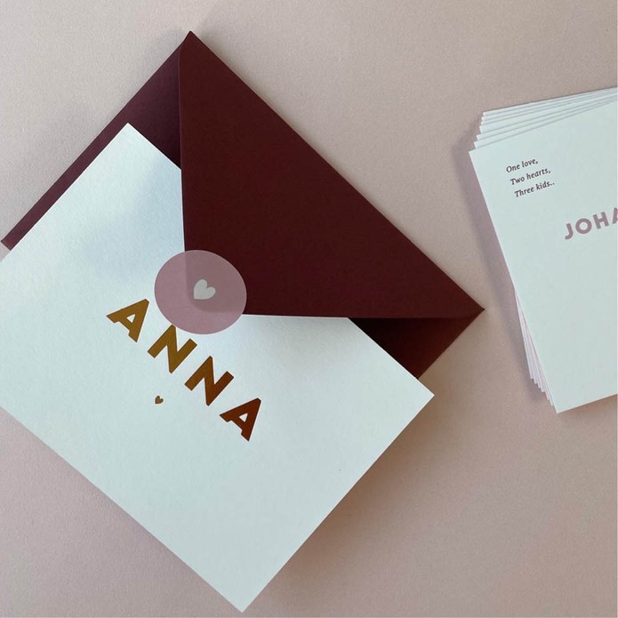 anna2-elegant-wit-geboortekaartje-met-eenvoudige-naam-en-hartje-foliedruk3