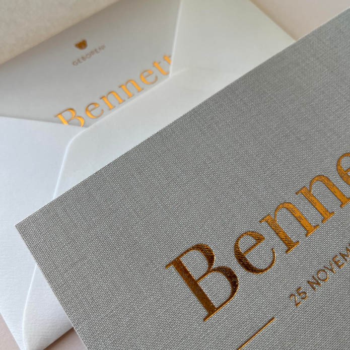 Bennet-geboortekaartje-op-beige-linnen-stof-met-klassieke-naam