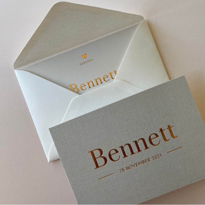 Bennet-geboortekaartje-op-beige-linnen-stof-met-klassieke-naam2