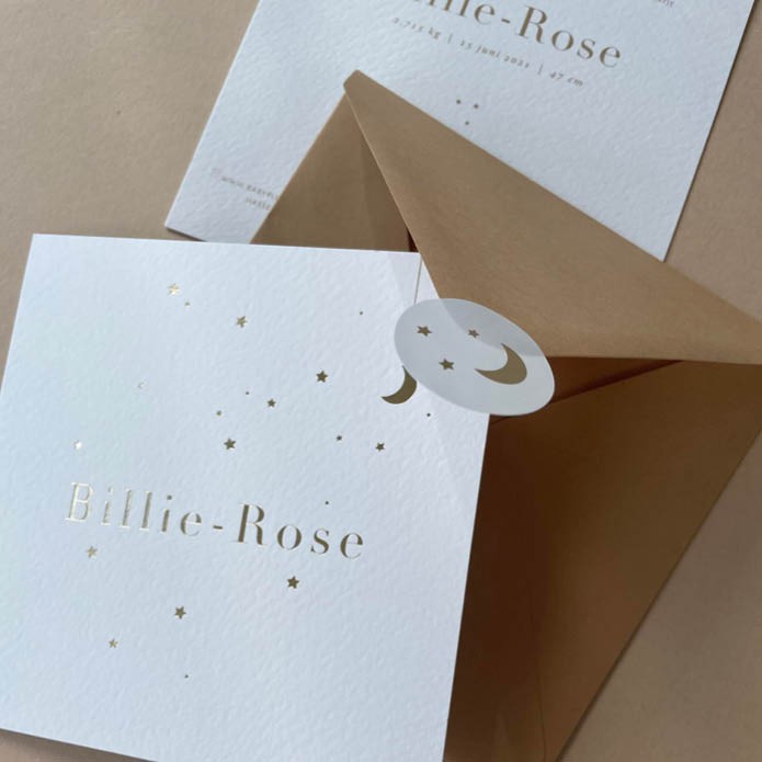 billie-rose-wit-minimalistisch-geboortekaartje-met-goudfolie-sterrenbeeld