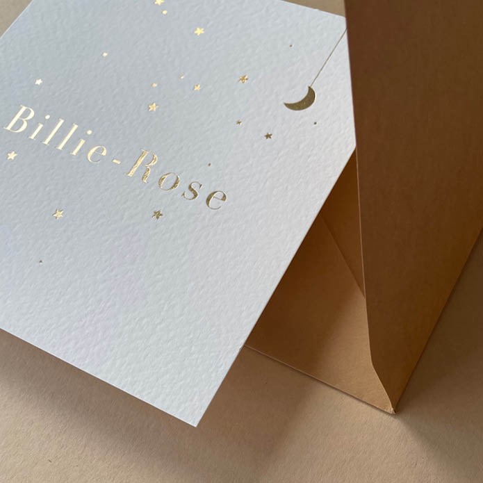 billie-rose-wit-minimalistisch-geboortekaartje-met-goudfolie-sterrenbeeld2