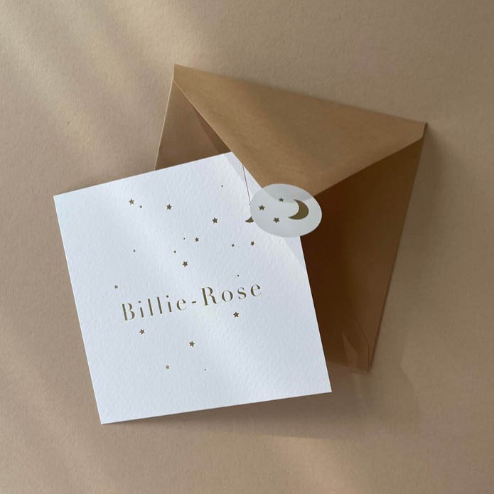 billie-rose-wit-minimalistisch-geboortekaartje-met-goudfolie-sterrenbeeld3