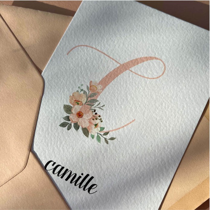 camille-geboortekaartje-met-perzik-bloemen-om-letter