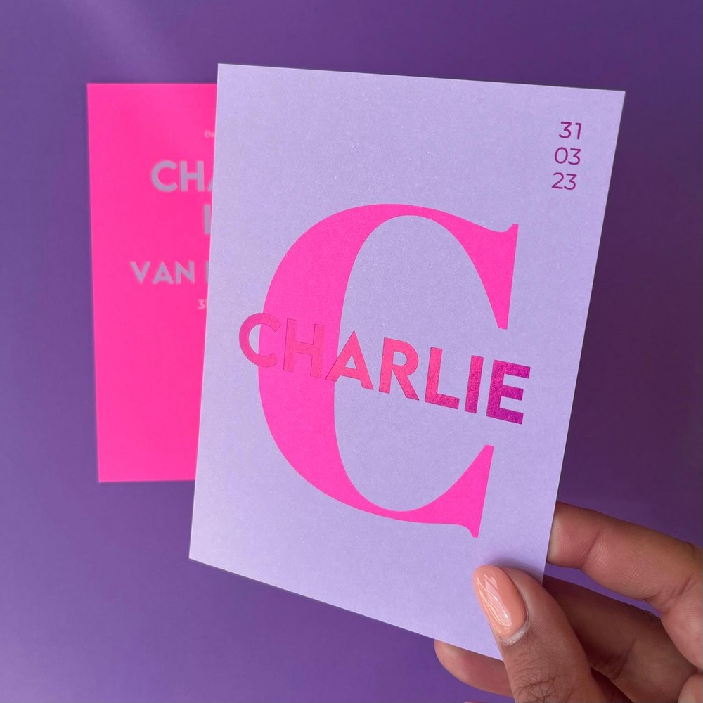 Fluoriserend geboortekaartje met roze naam voor Charlie