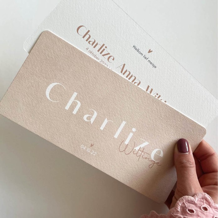 charlize-minimalistisch-geboortekaartje-dochter-met-achtergrond