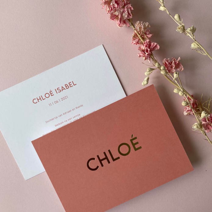 chloe-minimalistisch-unisex-geboortekaartje-met-strakke-typografie