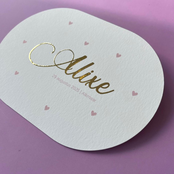 Ovaal geboortekaartje met lila roze hartjes en gouden naam voor Alixe