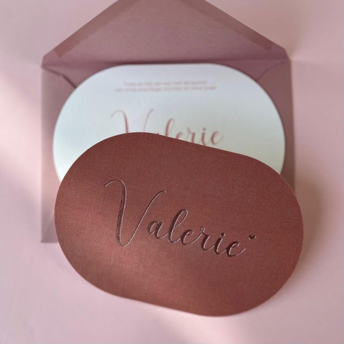 Elegant ovaal geboortekaartje Valerie op linnen papier met subtiele folie