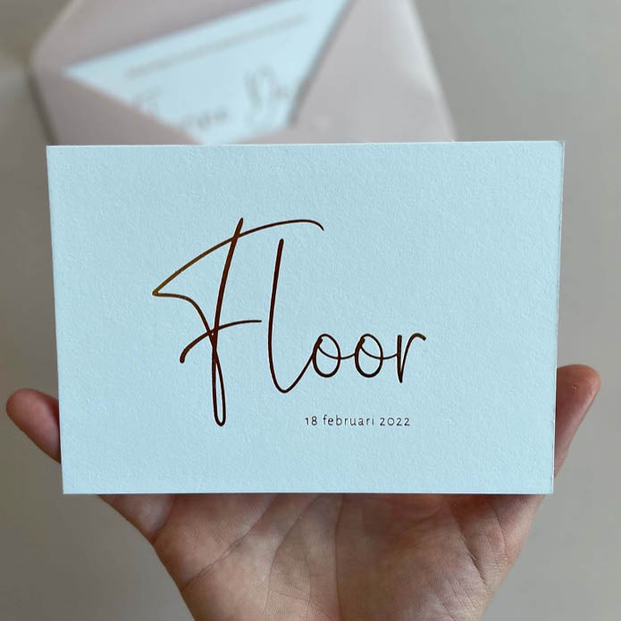 floor-minimalistisch-wit-geboortekaartje-met-luxe-goudfolie