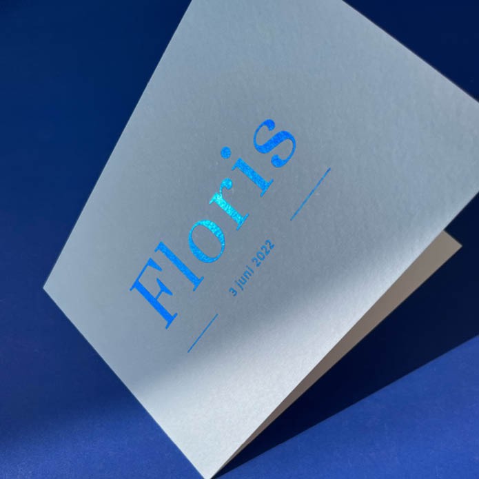 floris-stoer-ijsblauw-geboortekaartje-met-koningsblauwe-folie