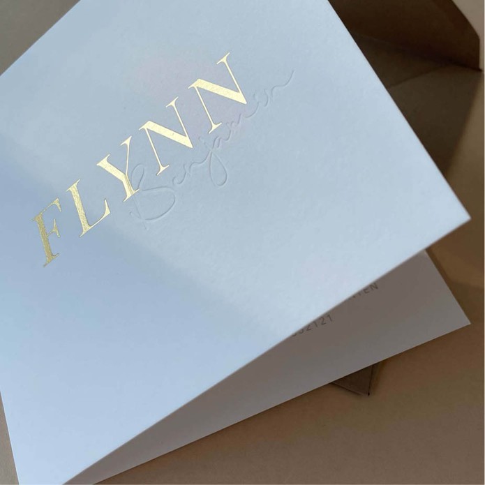 flynn-vierkant-geboortekaartje-met-matte-foliedruk-en-reliefdruk