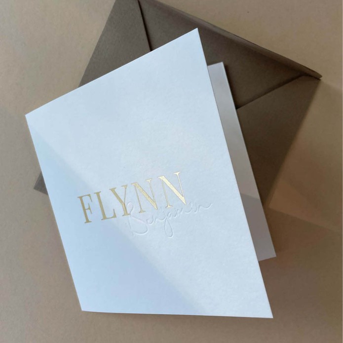 flynn-vierkant-geboortekaartje-met-matte-foliedruk-en-reliefdruk2