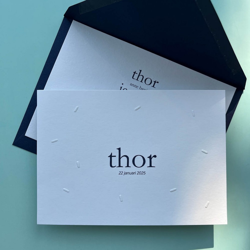 Stijlvol en minimalistisch geboortekaartje voor Thor met reliëfdruk elementen