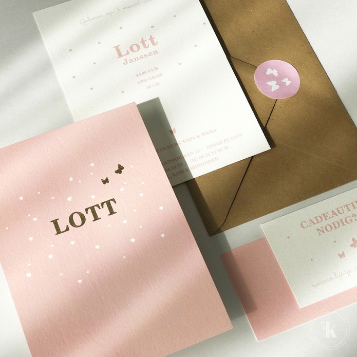 geboortekaart-ontwerp-op-maat-foliedruk-naam-hartjes-vlinder-roze-lief-minimalistisch-cadeautip-kaartje-erbij-envelop-met-sticker-lott