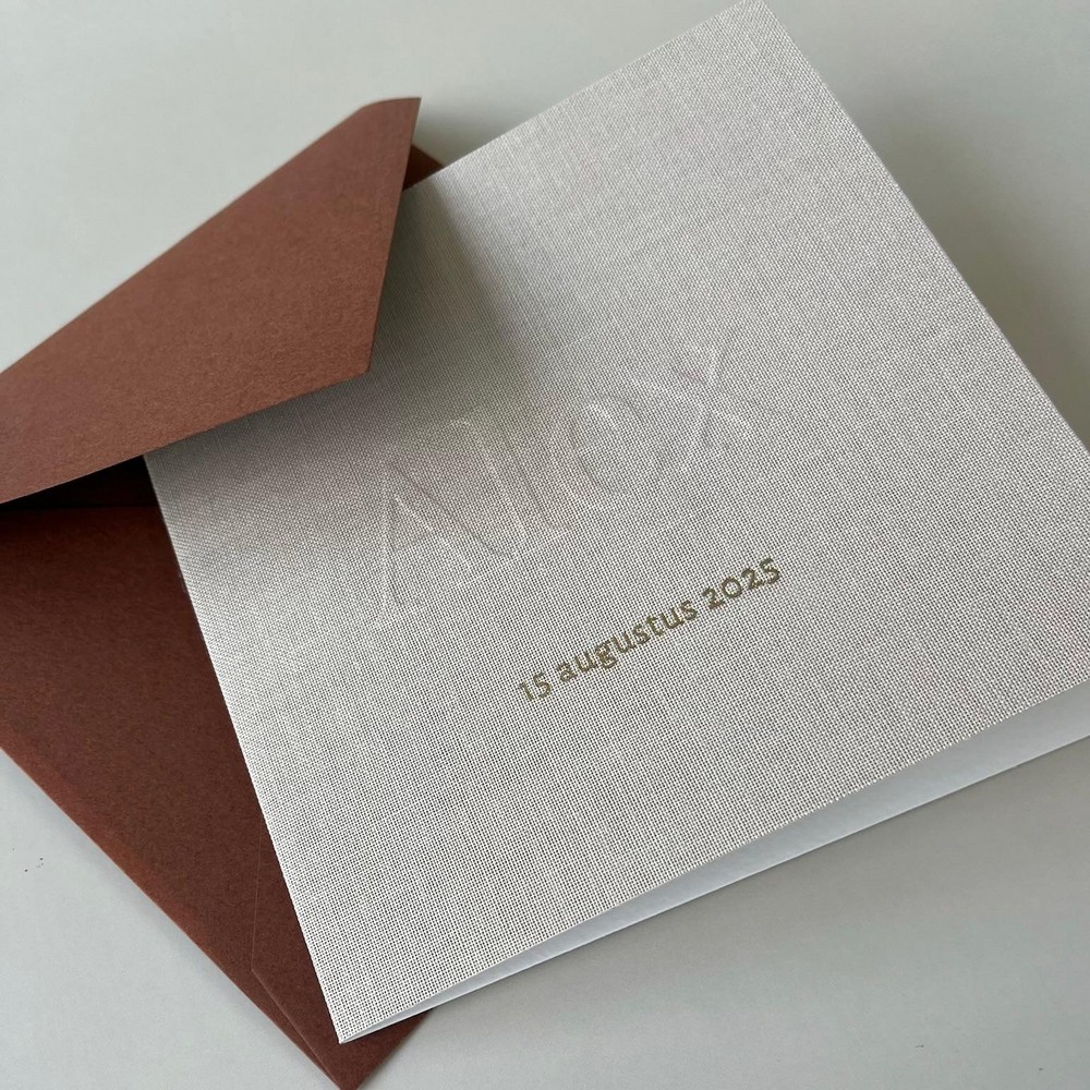 Gevouwen linnen geboortekaartje met subtiele reliëfdruk