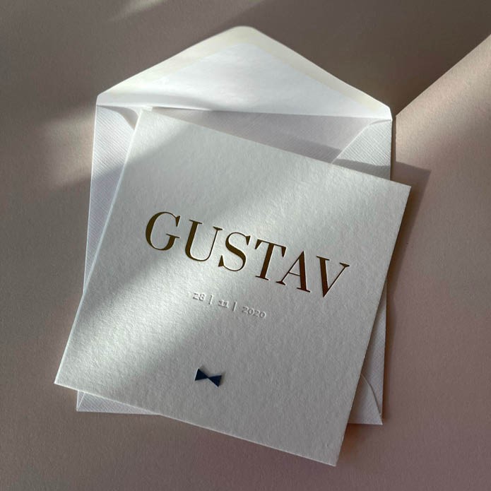 gustav-vierkant-sereen-luxe-geboortekaartje-gustav-met-naam-verdiept-in-goudfolie-op-structuur-karton-dik-en-datum-in-blind-druk-met-velvet-figuur-strikje-luxe2