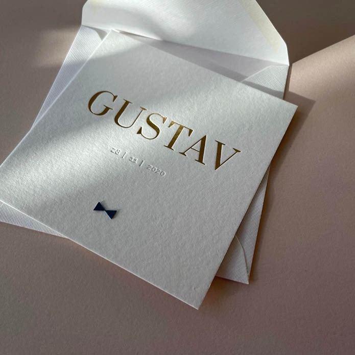 gustav-vierkant-sereen-luxe-geboortekaartje-gustav-met-naam-verdiept-in-goudfolie-op-structuur-karton-dik-en-datum-in-blind-druk-met-velvet-figuur-strikje-luxe3