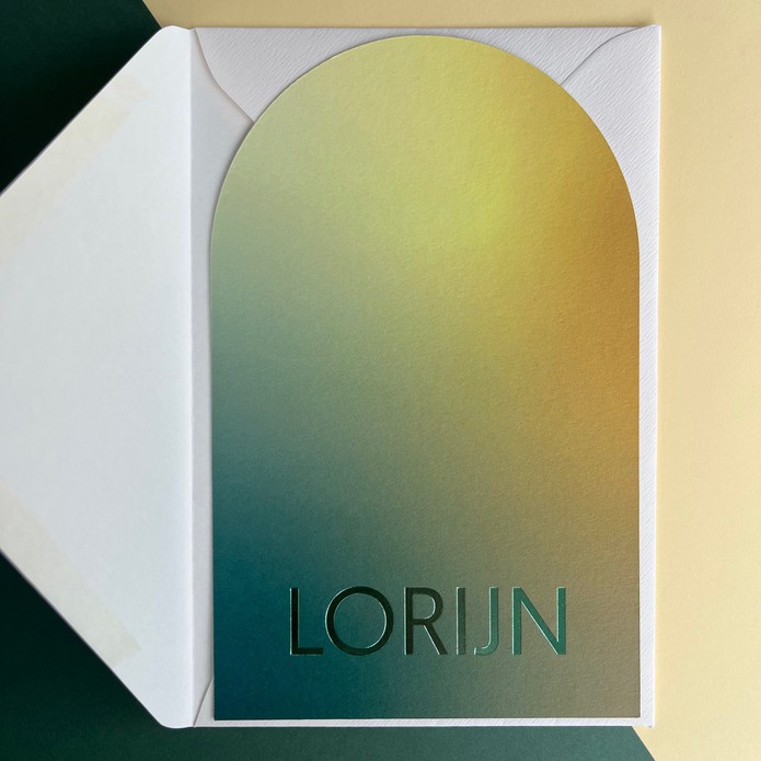 Geboortekaartje in bijzondere vorm en kleurverloop voor Lorijn