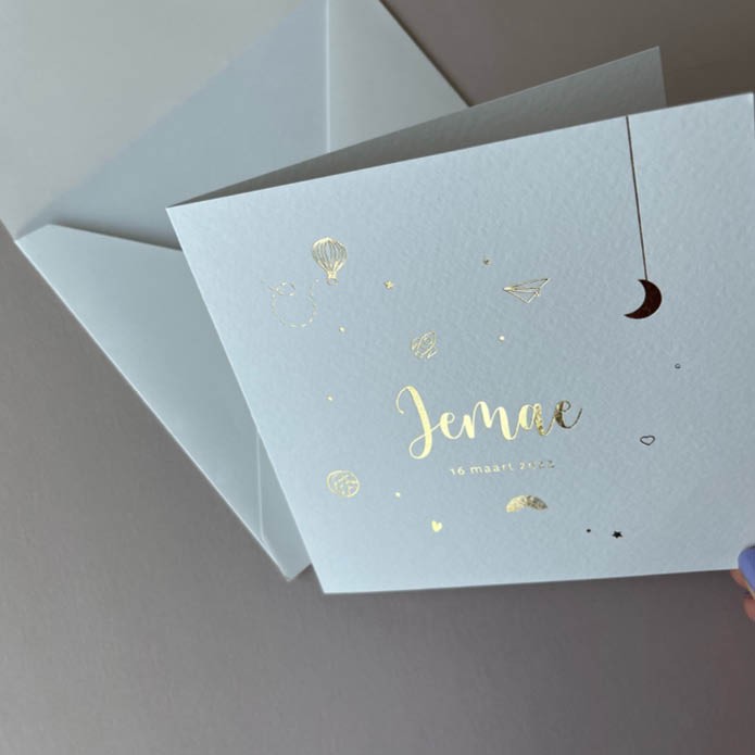 jemae-speels-unisex-geboortekaartje-met-gouden-icoontjes