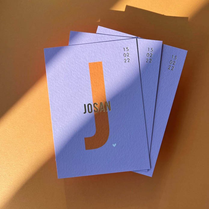 josan-geboortekaartje-met-grote-letter-en-foliedruk-naam-in-lavendel-en-oranje
