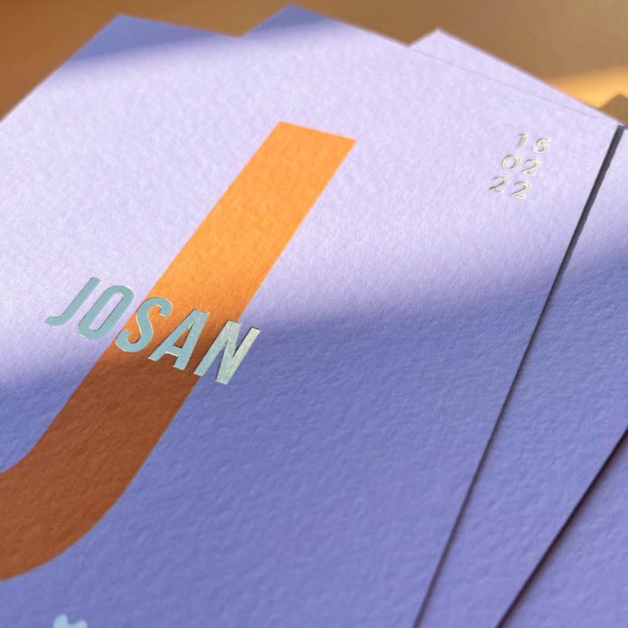 josan-geboortekaartje-met-grote-letter-en-foliedruk-naam-in-lavendel-en-oranje2