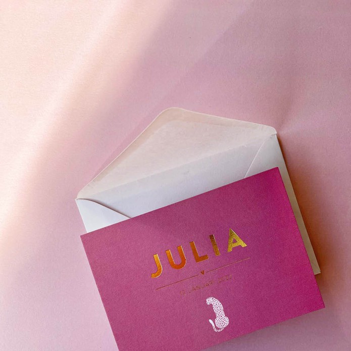julia-mooi-vintage-paarsroze-geboortekaartje-met-goudfolie-en-roze-panter2
