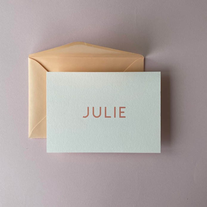 julie-sober-en-clean-wit-geboortekaartje-met-eenvoudige-naam2