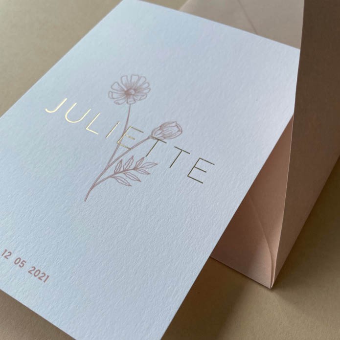 juliette-rustig-meisjes-geboortekaartje-met-oudroze-bloem-en-goudfolie2