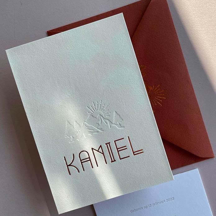 kamiel-velvet-unisex-kaartje-beige-met-natuur-en-bergen-in-blinddruk2