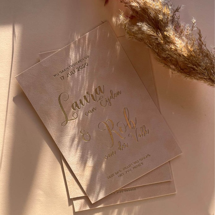 laura-rob-luxe-trouwkaart-met-goudfolie-op-velvet
