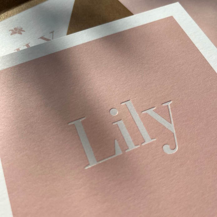 lily-stoer-geboortekaartje-meisje-met-wit-holografische-folie2