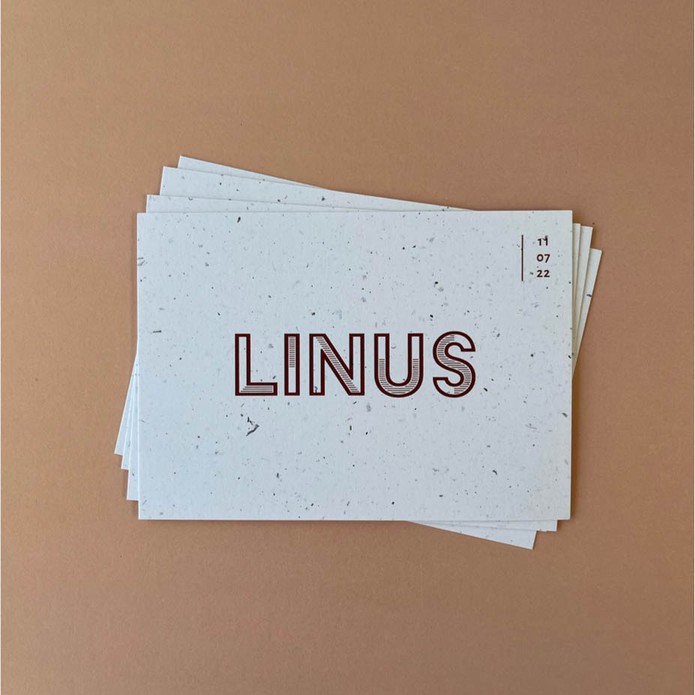 linus-minimalistisch-geboortekaartje-op-graspapier-ondergrond