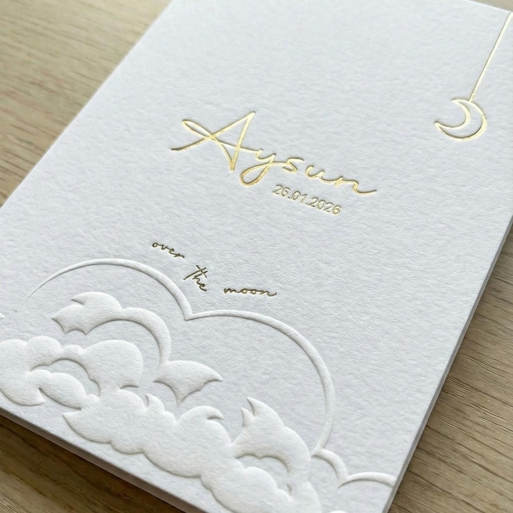 Luxe gevouwen geboortekaartje met reliëf wolken en goudfolie naam