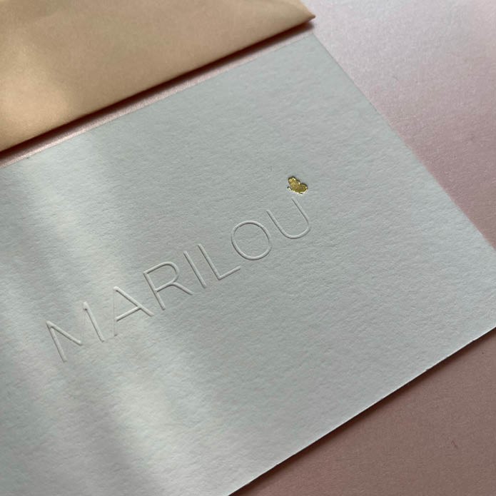 marilou-minimalistisch-geboortekaartje-met-de-naam-in-reliefdruk4