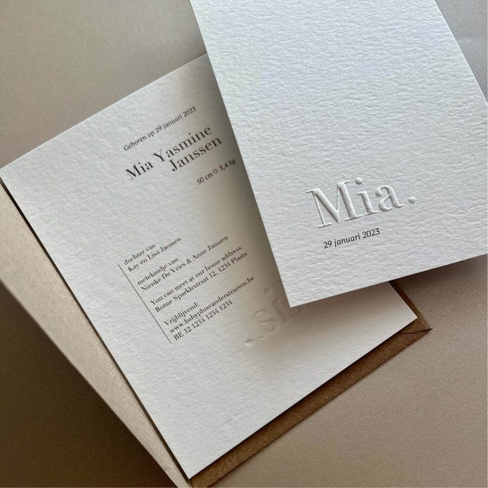 mia-minimalistisch-geboortekaartje-met-preeg-op-ruw-papier3