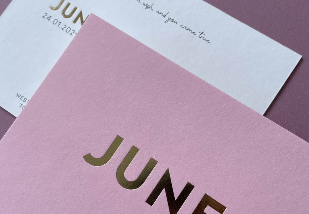 minimalistisch-geboortekaartje-meisje-roze-naam-strak-hartje-june-luxe-dik-papier-foliedruk-goudfolie3