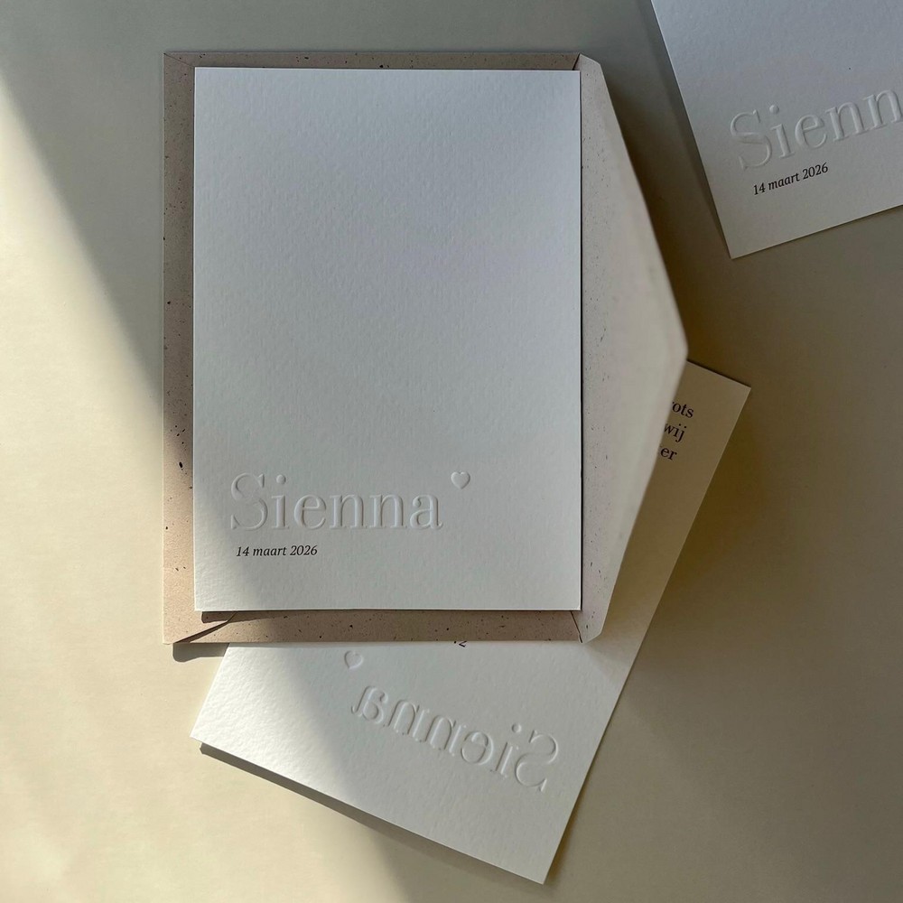 Minimalistisch geboortekaartje met preeg op gestructureerd papier