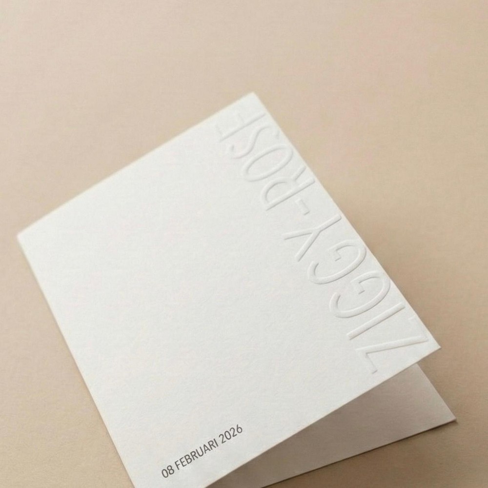 Minimalistisch wit gevouwen geboortekaartje met reliëf