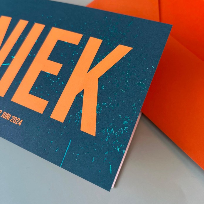 Neon geboortekaartje gevouwen strak petrol oranje