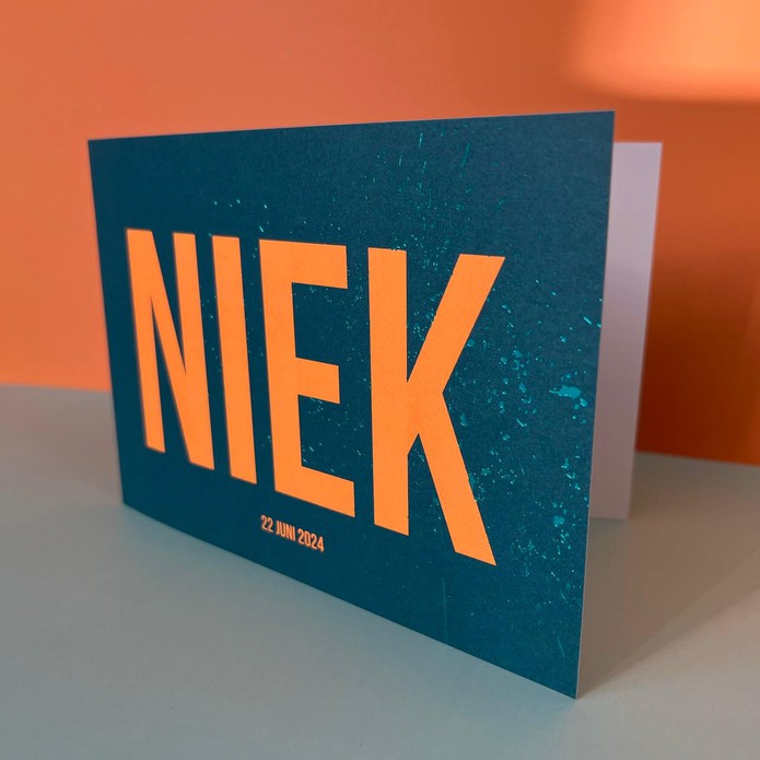 Neon geboortekaartje gevouwen strak petrol oranje