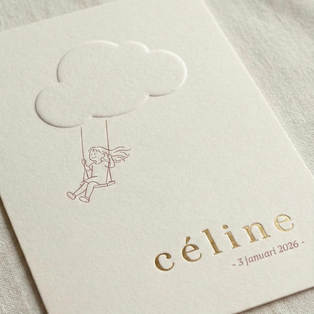 Prachtig geboortekaartje met reliëf wolk en fijne lijnillustratie van meisje