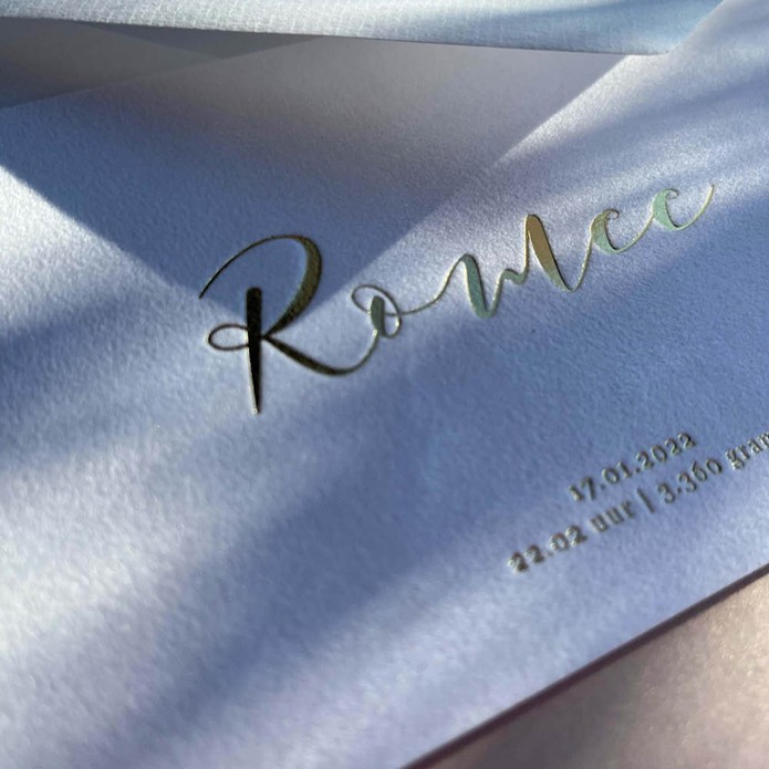 romee-klassiek-geboortekaartje-op-suede-stof-met-sierlijke-letters-in-luxe-goudfolie2