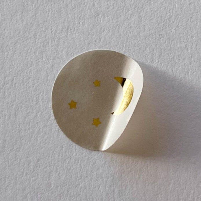 Sluitsticker beige, gouden maan + sterren
