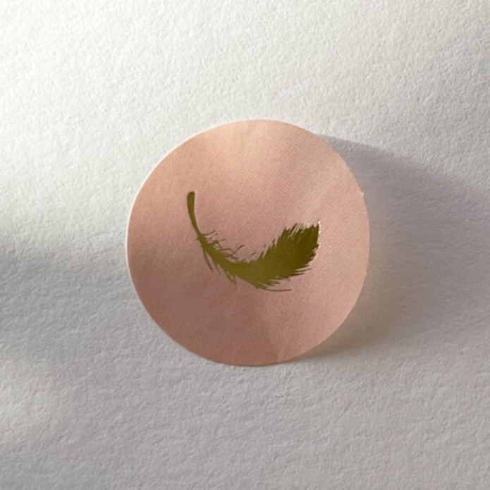 ronde-licht-baby-roze-sluitzegel-gouden-veer-veertje-geboorte-zegel-sticker-meisje-600x600