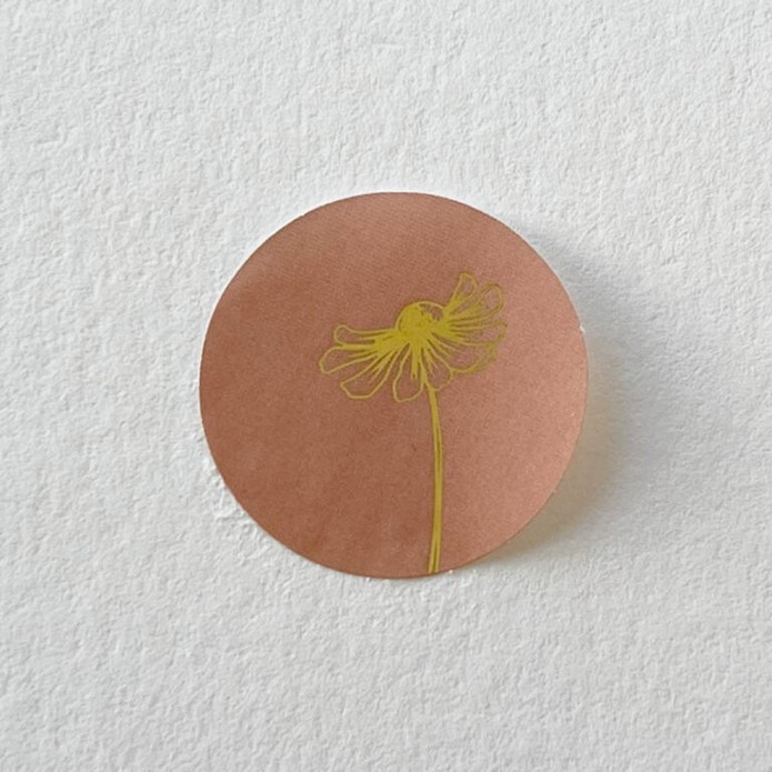 ronde-oud-baby-roze-sluitzegel-gouden-bloem-geboorte-zegel-sticker-meisje-1-768x768