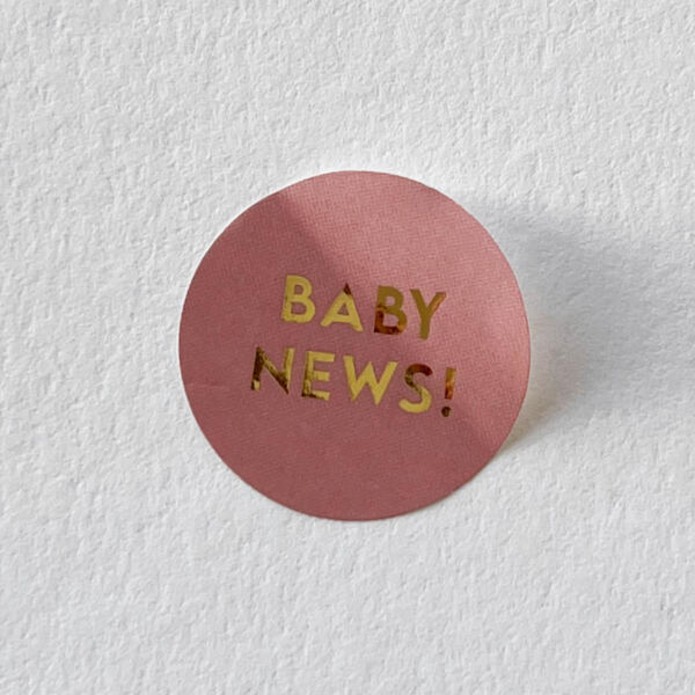 ronde-sluitzegel-gouden-letters-hello-baby-geboorte-zegel-sticker-roze-meisje-1-600x600