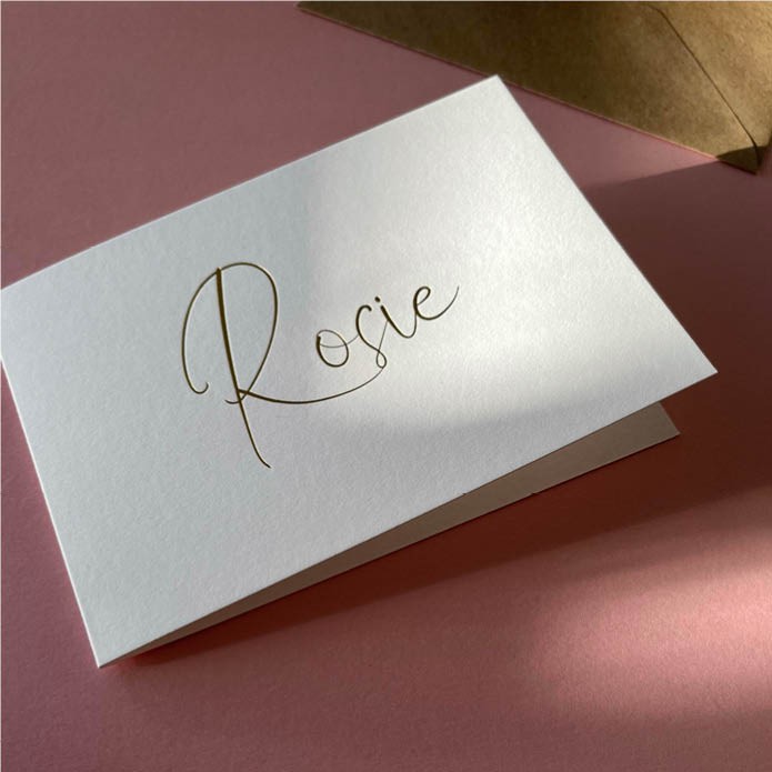 rosie-stijlvol-dubbel-gevouwen-liggend-geboortekaart-met-sierlijke-letters-van-goud2