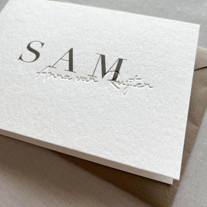 sam-minimalistisch-geboortekaartje-met-voelbare-achternaam-in-reliefdruk2